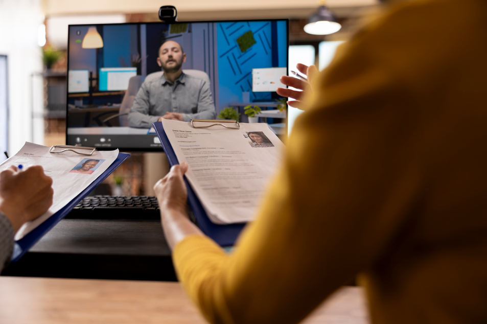 Personas conversando en un espacio de orientación laboral